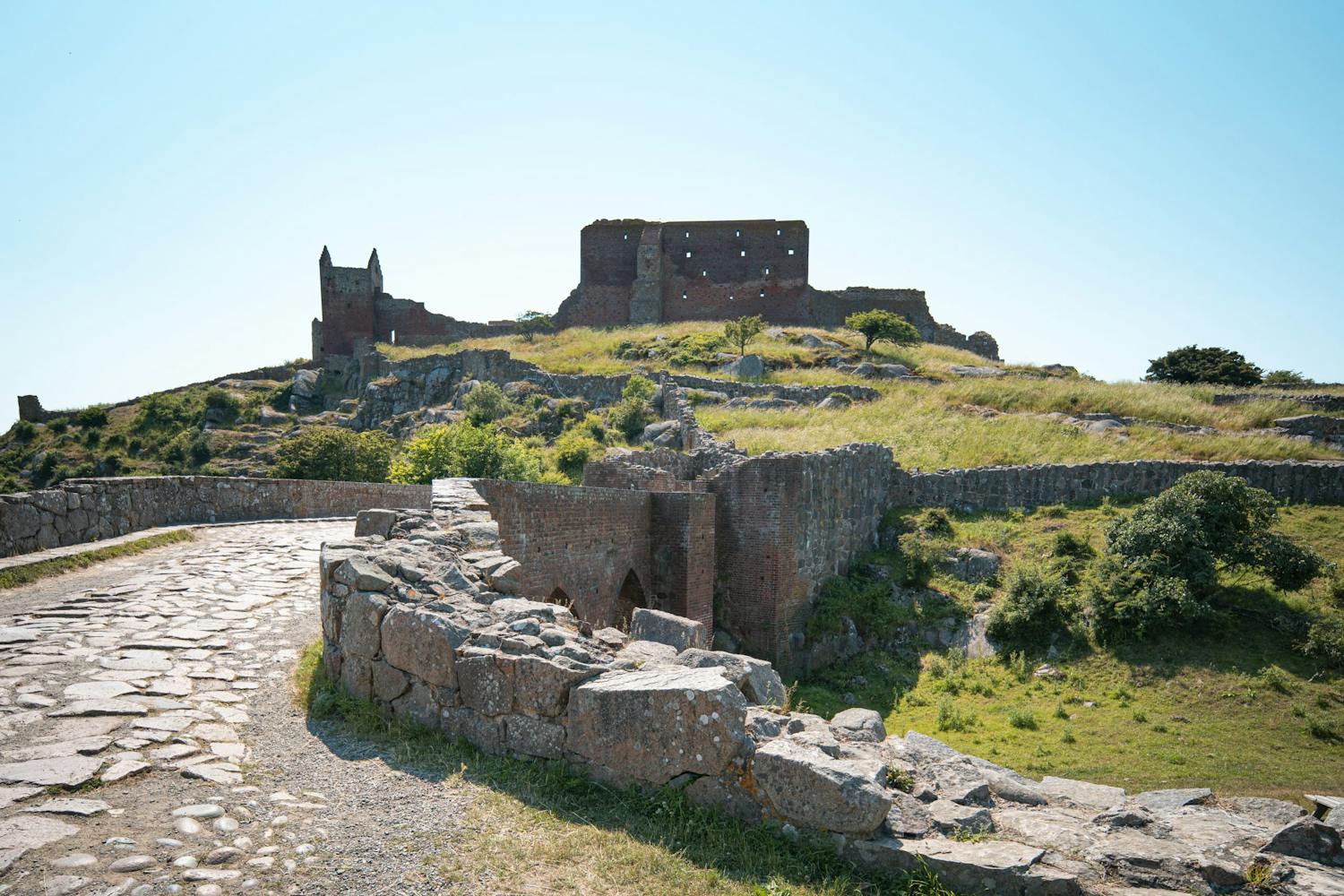 Borgruin ligger på toppen af en bakke